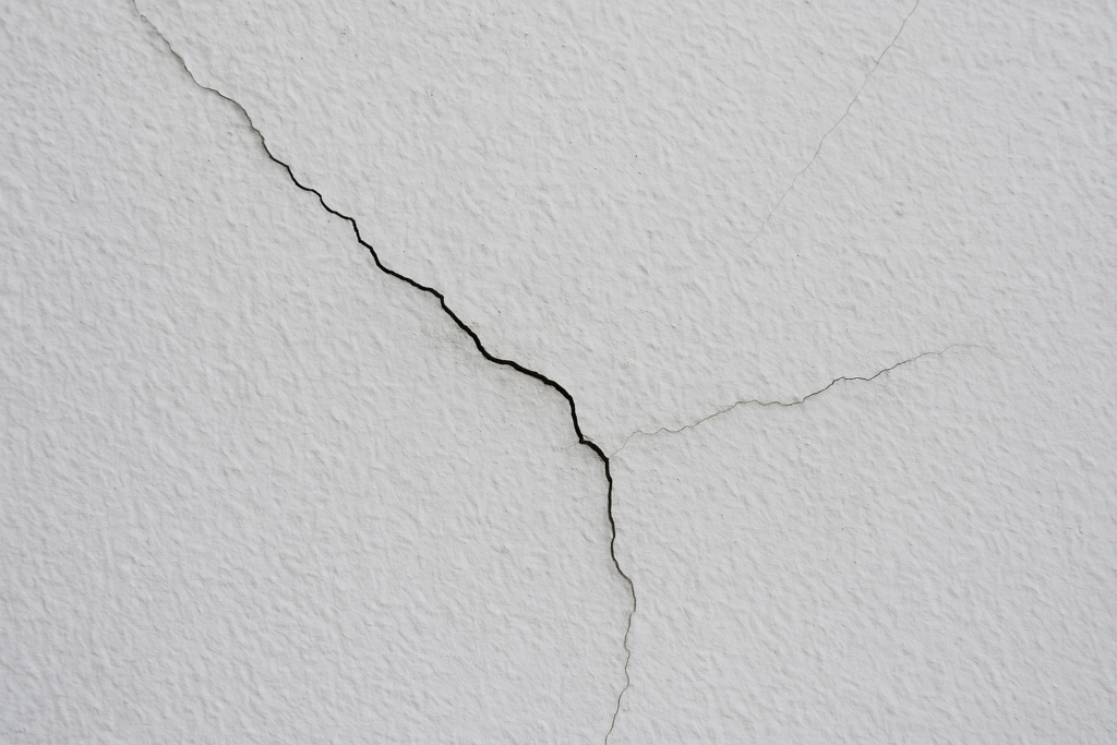 causas de grietas en paredes