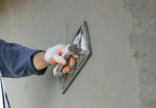 insulating mortar application on wall